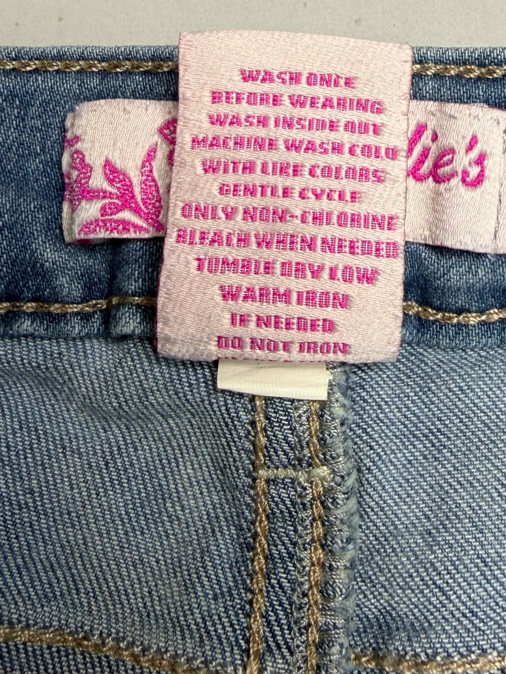 Candie’s Denim Shorts Women’s Size 1 Light Wash Jewel Embellished Cuffed Hem Y2K - Picture 6 of 7